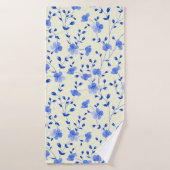 Beige towel with blue flowers - Elegant bath towel Badhanddoek (Badhanddoek)