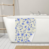 Beige towel with blue flowers - Elegant bath towel Badhanddoek