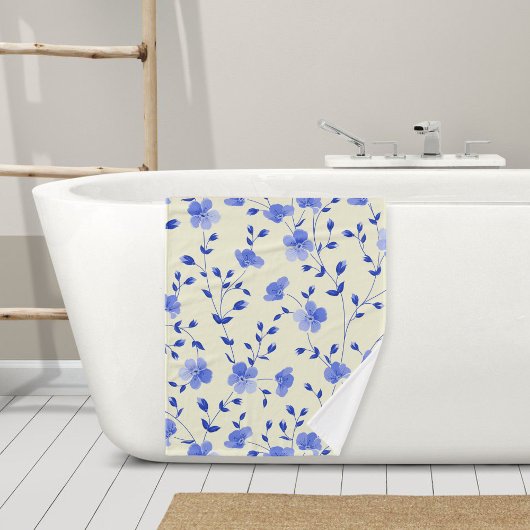 Beige towel with blue flowers - Elegant bath towel Badhanddoek