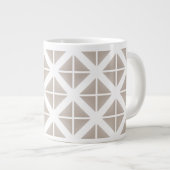 Beige Trendy Triangle Pattern Grote Koffiekop (Voorkant rechts)