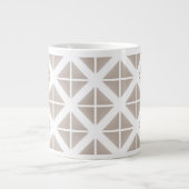 Beige Trendy Triangle Pattern Grote Koffiekop (Voorkant)