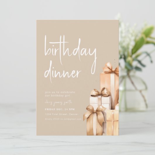 Beige Verjaardagsdiner met Cadeaus Kaart (Staand voorkant)