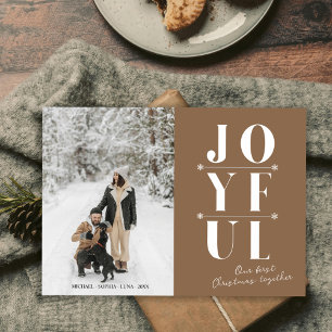 Beige vreugdevolle eerste kerst moderne koppel hon feestdagenkaart