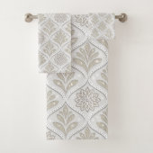 Beige & White Sparkling Quatrefoil Pattern Bad Handdoek (Insitu)