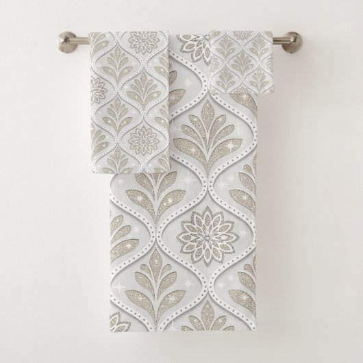 Beige & White Sparkling Quatrefoil Pattern Bad Handdoek (Insitu)