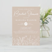 Beige wilde bloemen bruiloftsuitnodiging kaart (Staand voorkant)