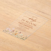 Beige Wildflower Baby in Bloom Baby shower Acryl Uitnodigingen (Laagn)