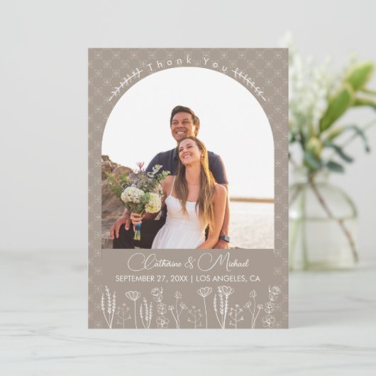 Beige Wildflower Bohemian Arch Wedding Bedankkaart (Staand voorkant)