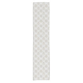Beige & Witte Glanzende Quatrefoil Patroon Korte Tafelloper (Voorkant)