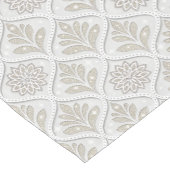 Beige & Witte Glanzende Quatrefoil Patroon Korte Tafelloper (Hoek)