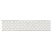 Beige & Witte Glanzende Quatrefoil Patroon Korte Tafelloper (Horizontaal)