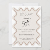 Beige Witte Wavy Border 50e Verjaardag uitnodiging (Voorkant)