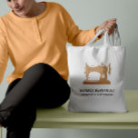 Beige Zand  naaigarmaturen Tote Bag<br><div class="desc">Een elegante budgettas voor kleermakers,  naadloze tapes,  mode ontwerpers,  stylists en nog veel meer met een  illustratie van de naaimachine in beige zandkleur met twee regels aangepaste tekst in wit. De kleur van de naaimachine is bewerkbaar.</div>