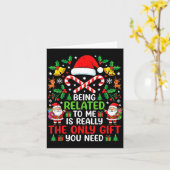 Being Related To Me Funny Christmas Family Xmas Pa Kaart (Gele Bloem)