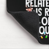 Being Related To Me Funny Christmas Family Xmas Pa Muismat (Hoek)