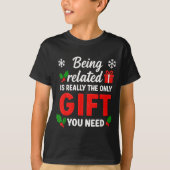 Being Related To Me Funny Christmas Family Xmas Pa T-shirt (Voorkant)