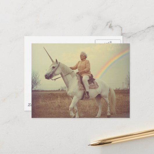 Bejaarde vrouw die op een eenhoorn rijdt briefkaart (Voorkant / Achterkant in situ)