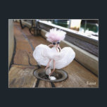 Bekende scene in Witte rok door fubby nagespeeld. Briefkaart<br><div class="desc">Iconische pose in witte rok op rooster door een Fubby. De Fubby is ontstaan in mijn hoofd. Als hersenspinsel ontstond een grappig volkje dat niet genoeg had aan fantasie maar echt tot leven wilde komen en vastgelegd op mijn gevoelige plaat. De Fubby's staan voor vrolijkheid, saamhorigheid, luchtigheid en vredig samenleven....</div>