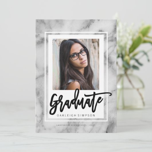 Bekendmaking van het Afstudeerder Chic Marble Typo Aankondiging (Staand voorkant)