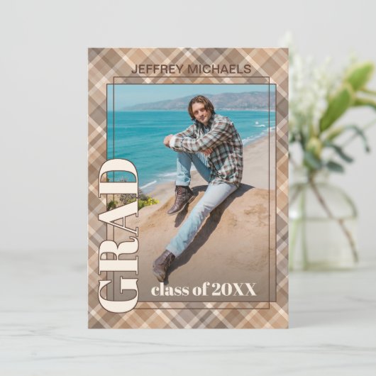 Bekendmaking van het Afstuderen Brown Beige Tartan Aankondiging (Staand voorkant)