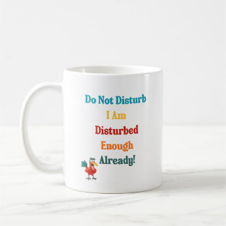Beker met grappige kleurrijke quote en afbeelding. koffiemok