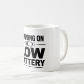 Beker met 'Lopen op Lage Batterij' | Grappige Verm Koffiemok (Voorkant rechts)
