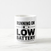 Beker met 'Lopen op Lage Batterij' | Grappige Verm Koffiemok (Center)
