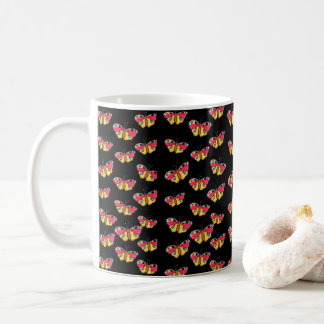 Beker met vlinders op zwarte achtergrond koffiemok