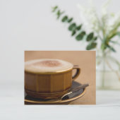 Beker van cappuccino met cacaopoeder briefkaart (Staand voorkant)