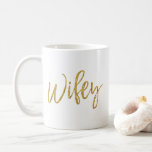 Beker van de "Wifey Gold Foil Birthday Coffee Cup" Koffiemok<br><div class="desc">De Wifey Gold Foil Birthday Coffee Cup is een geweldig nieuw cadeau voor je vrouw.</div>