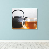 Beker van Tea met Black Metal Tea Kettle 16x20 Canvas Afdruk (Insitu (Houten vloer))