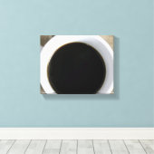 Beker van zwarte koffie in een witte Mok op de kra Canvas Afdruk (Insitu (Houten vloer))