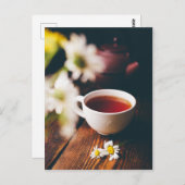 Beker van zwarte thee en twee kamillebloemen briefkaart (Voorkant / Achterkant)