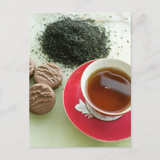Beker van zwarte thee met chocoladekoekjes briefkaart