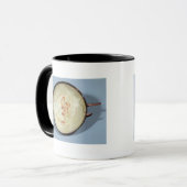 Beker zonder voet, terwijl Muse de lat speelt, Mok (Voorkant links)