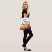 Bekijk de schoonheid in alles tote bag (Op model)