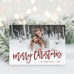Bekleding van het rode kerstscript voor Merry-kers Feestdagen Kaart<br><div class="desc">Betaalbare op maat gedrukte kerstfotokaarten met eenvoudige sjablonen voor maatwerk. Dit stijlvolle moderne ontwerp is voorzien van bordeaux rood script Merry Christmas typografie op uw volledige aftapfoto. Personaliseer het met uw foto's, familienaam, het jaar of andere aangepaste tekst. Gevouwen wenskaarten zijn leeg van binnen. Gebruik de ontwerpgereedschappen om extra foto's...</div>