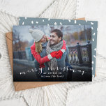 Bekledingsfoto voor Kerst Chic Script Feestdagenkaart<br><div class="desc">Betaalbare, op maat gemaakte kerstfotokaarten met eenvoudige sjablonen voor aanpassing. Dit stijlvolle ontwerp is voorzien van een eenvoudig fotobekledingsontwerp met "Vrolijk kerstfeest" in een modern lettertype voor kalligrafieken. Pas het met uw foto, naam, het jaar of andere douanetekst aan. De omgekeerde kant heeft ruimte voor extra foto's of tekst. Gebruik...</div>