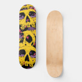 Bekroond skateboard Paarse wolken op geel (Voorkant)