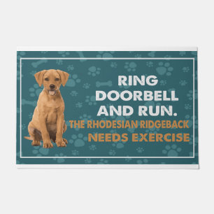 Bel de deurbel en voer de Rhodesian Ridgeback Need Deurmat