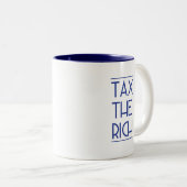 Belasting de rijken! tweekleurige koffiemok (Voorkant rechts)