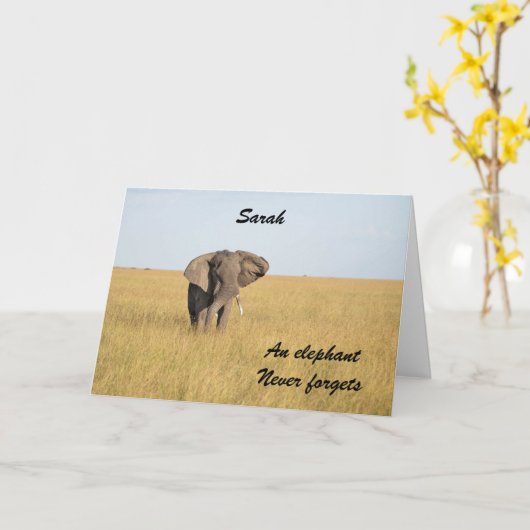 Belated Birthday Elephant Personalize Name Text Kaart (Gele Bloem)