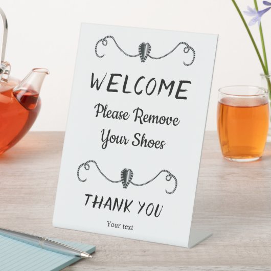 Beleefd vertellen gasten om schoenen te verwijdere reclamebord met voetstuk (Insitu)