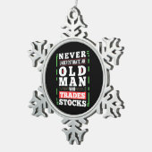 Beleggingskracht van een oud Man dat voorraden ver Tin Sneeuwvlok Ornament (Rechts)