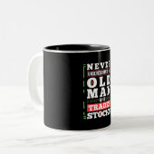 Beleggingskracht van een oud Man dat voorraden ver Tweekleurige Koffiemok (Voorkant links)