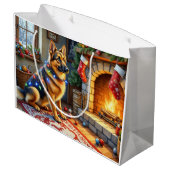 Belgian Shepherd Fireplace with Christmas Lights Groot Cadeauzakje (Achterkant Gekanteld)