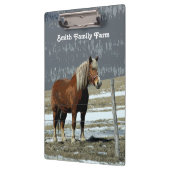 Belgisch trekpaard in paddock klembord (Links)