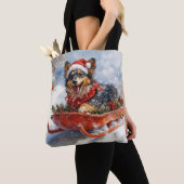 Belgische herder in slee laat het sneeuwen Kerstmi Tote Bag (Dichtbij)