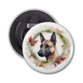 Belgische Malinoi Kerstkrans Feestelijke Pup Button Flesopener (Voorkant)