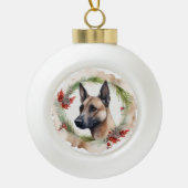 Belgische Malinoi Kerstkrans Feestelijke Pup Keramische Bal Ornament (Voorkant)